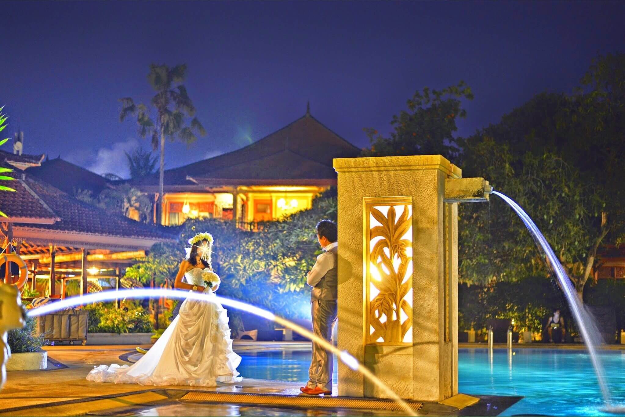 星空のプールでウェディングフォト！