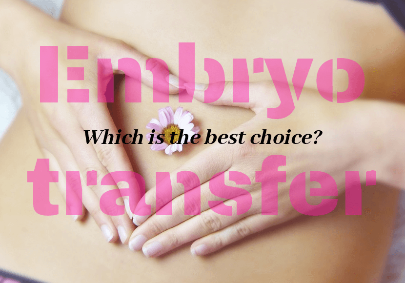 胚移植をする子宮のあたりに手を当てている女性の写真です。