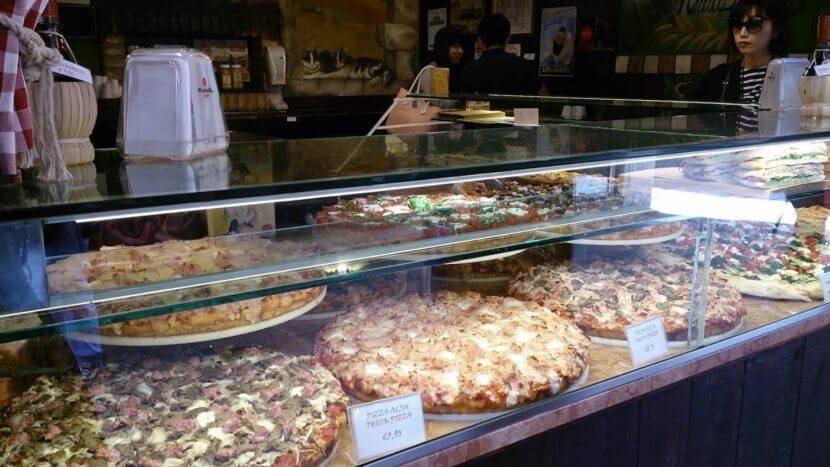 ベネチアのピザは大きかったです。