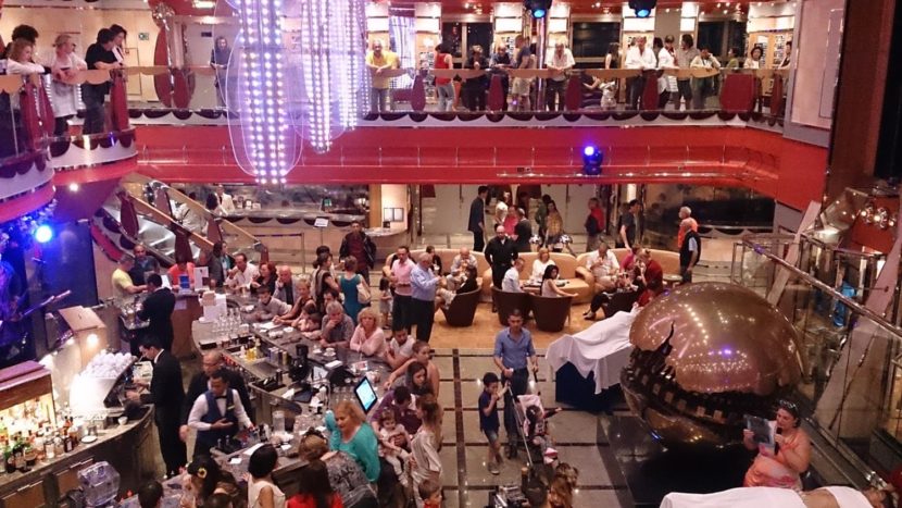 船内のパーティーの様子です。