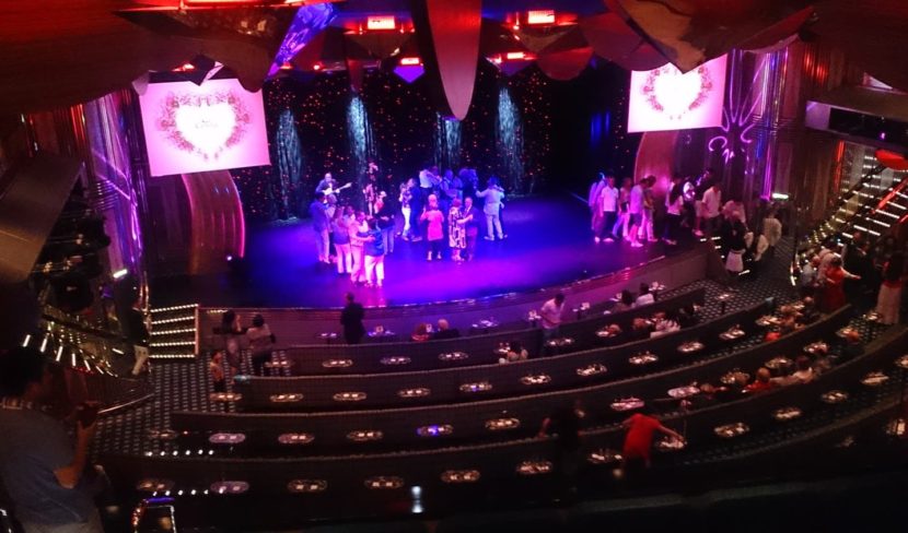 ハネムーンのカクテルパーティーです。