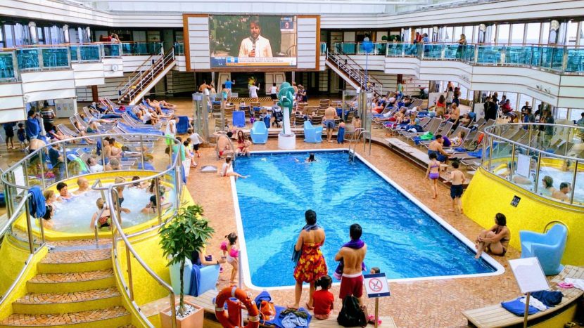 船内のプールの様子です。