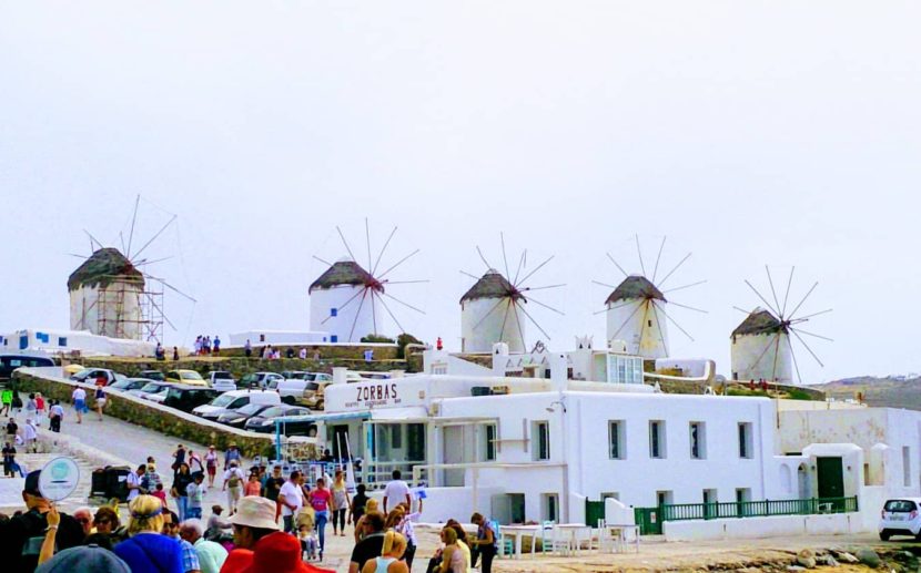 ミコノス島の風車の風景です。