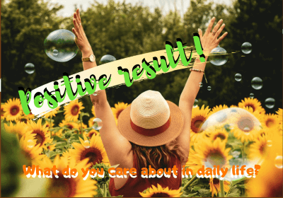 妊娠判定で陽性が出て喜んでいる女性の写真です。