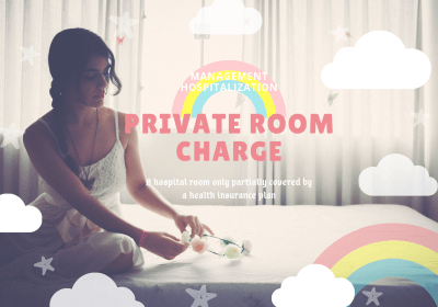 病院の個室でくつろぐ女性の写真です。