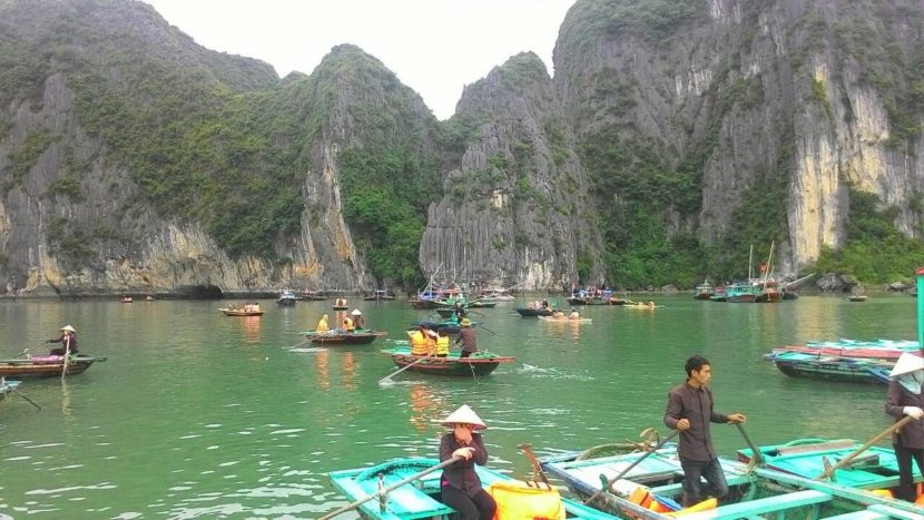 世界遺産のハロン湾です。