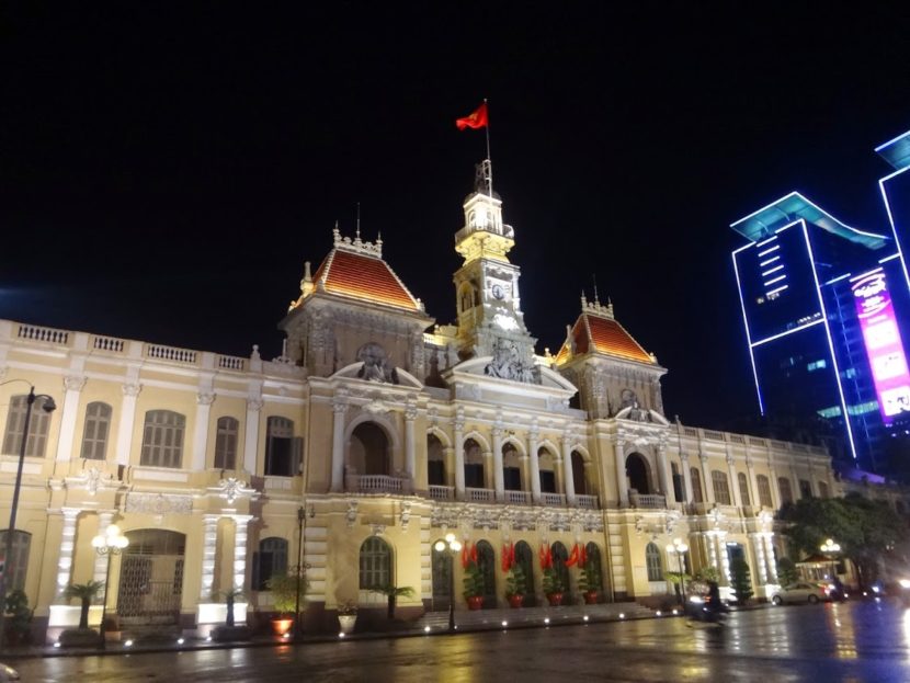 夜のホーチミンの街並みです。