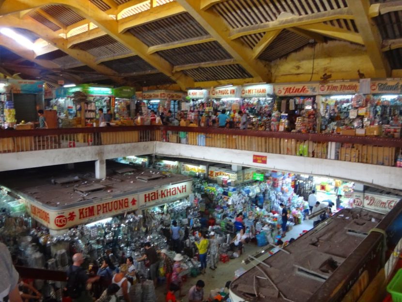 ベトナムの市場の様子です。