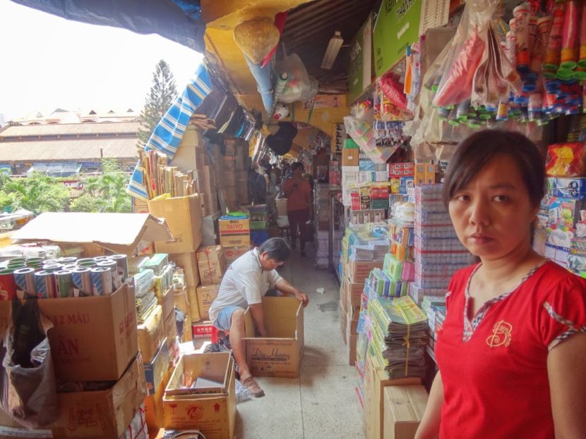 ベトナム市場の店員さんです。