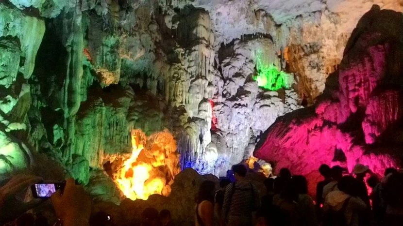 ライトアップされた鍾乳洞です。
